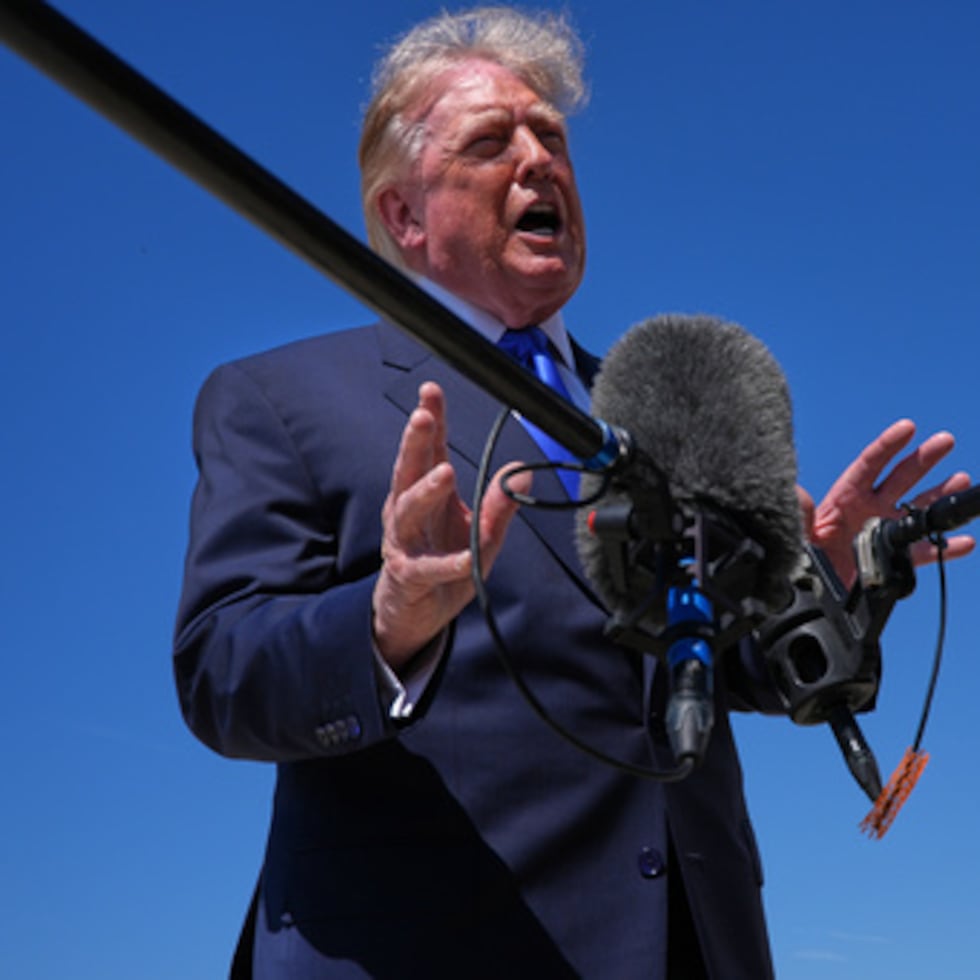 El presidente Donald Trump habla con la prensa antes de viajar a la convención de medio término, en Dallas.