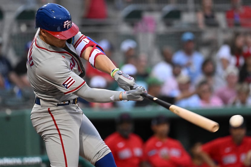 Kike Hernández en acción durante un partido de exhibición contra los Red Sox.