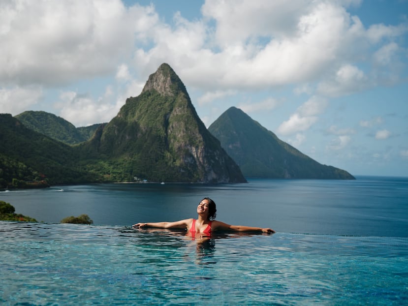 St. Lucia es una isla en el Caribe que tiene un poco de todo, incluyendo hoteles y parejes románticos, ideales para parejas.