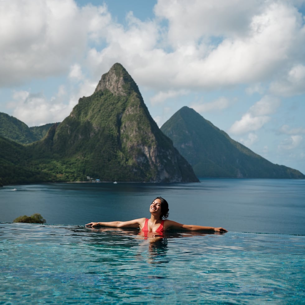 St. Lucia es una isla en el Caribe que tiene un poco de todo, incluyendo hoteles y parejes románticos, ideales para parejas.