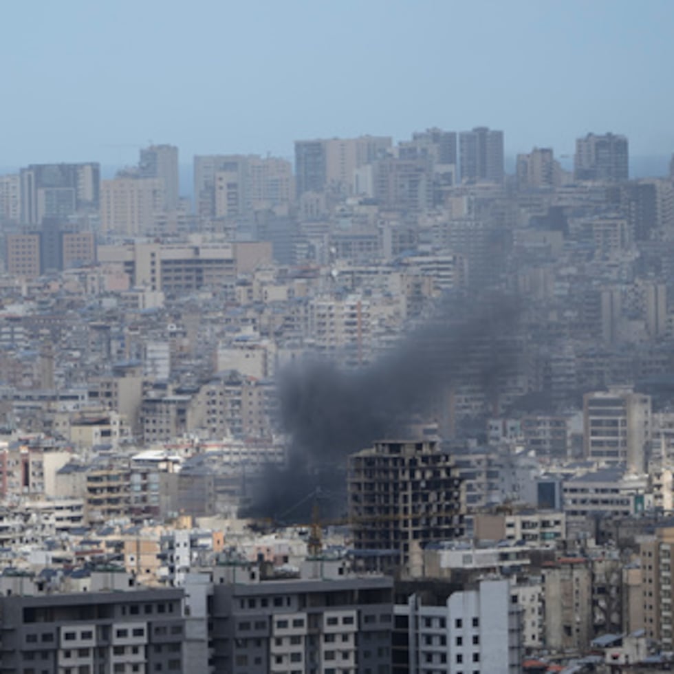 Una columna de humo se eleva tras un ataque aéreo israelí el lunes en Dahiyeh, en Líbano.