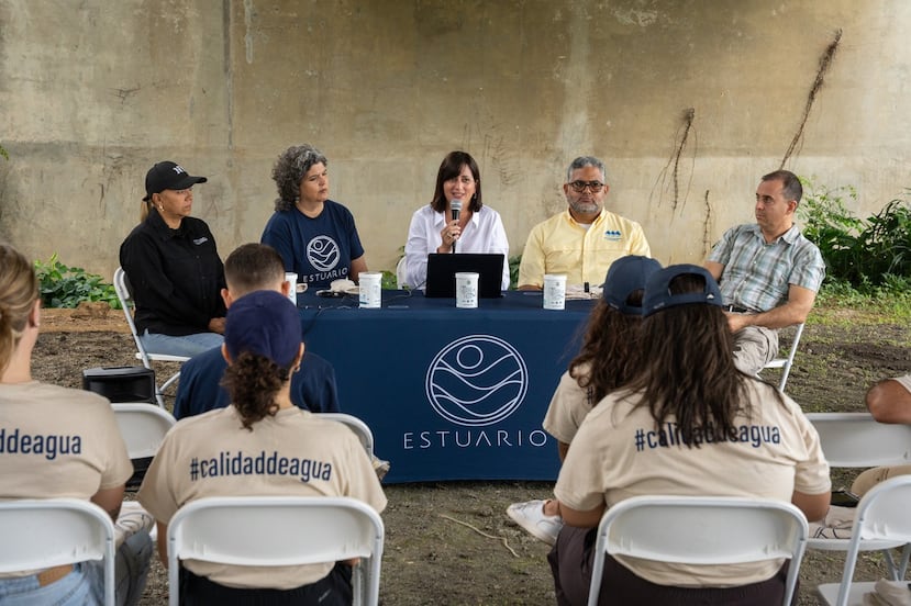 Al centro, Brenda Torres Barreto, directora ejecutiva del Estuario de la Bahía de San Juan.
