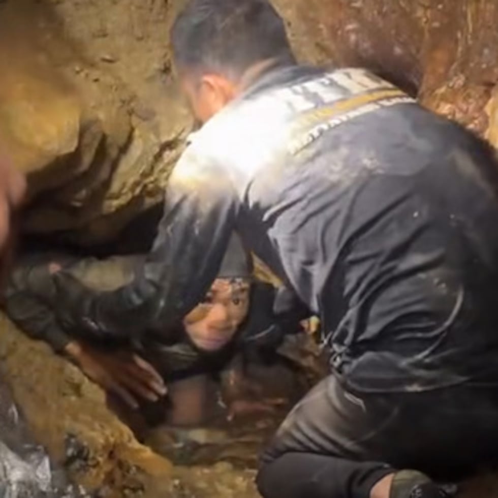 Esta captura de vídeo facilitada por Metta Tham Rescue Kalasin, muestra a los equipos de rescate evacuando al primero de los cinco aldeanos, en el centro, que habían quedado atrapados en una cueva en la provincia de Xaisomboun, Laos, el viernes 29 de mayo de 2026. (Metta Tham Rescue Kalasin vía AP)
