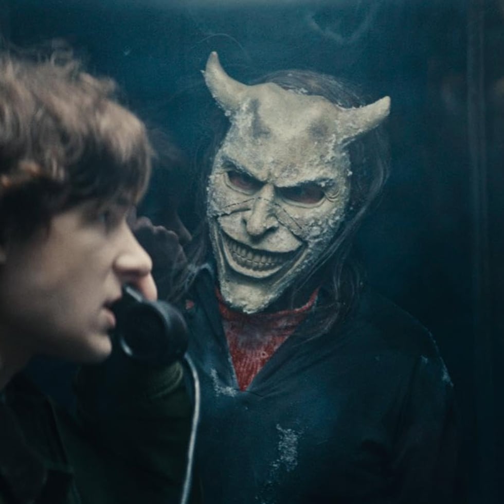 Ethan Hawke y Mason Thames en una escena de "Black Phone 2".