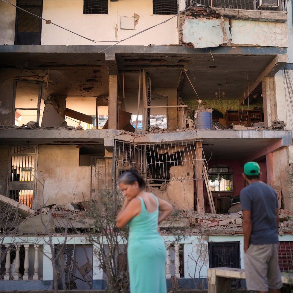 Residentes observan el domingo un complejo de apartamentos dañado en Catia La Mar que, según los vecinos, fue alcanzado durante los ataques estadounidenses para capturar al presidente venezolano Nicolás Maduro.