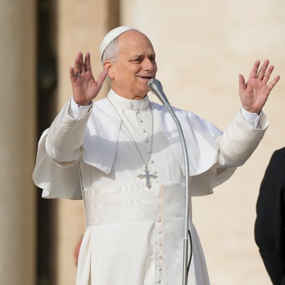 El papa León XIV salud a los fieles antes de presidir una misa especial por el Jubileo de los Pobres en la Plaza de San Pedro en el Vaticano, el domingo 16 de noviembre de 2025. (AP Foto/Gregorio Borgia)