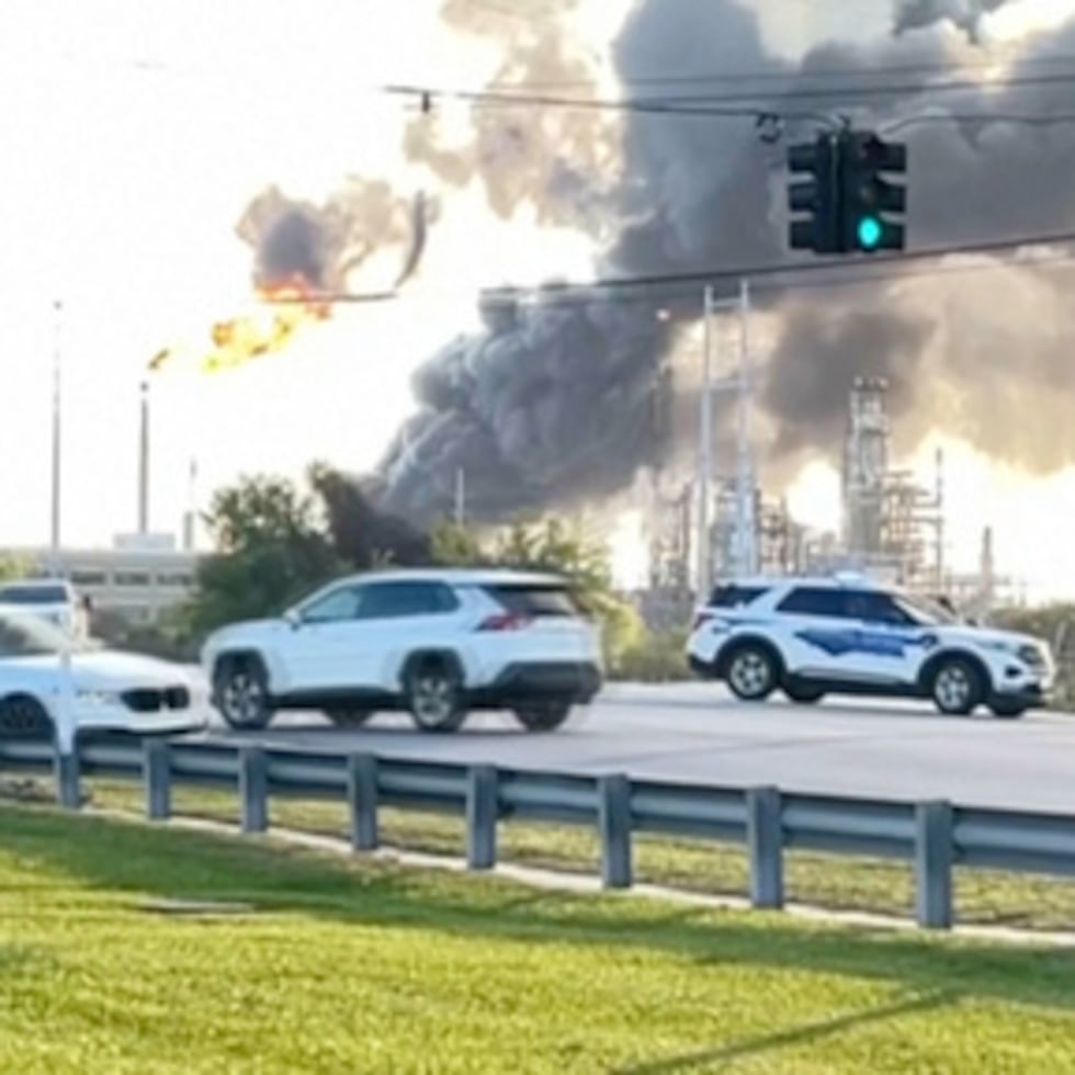 En esta imagen fija tomada de un video proporcionado por KBMT, el humo se eleva cerca de la refinería Valero Port Arthur en Port Arthur, Texas.