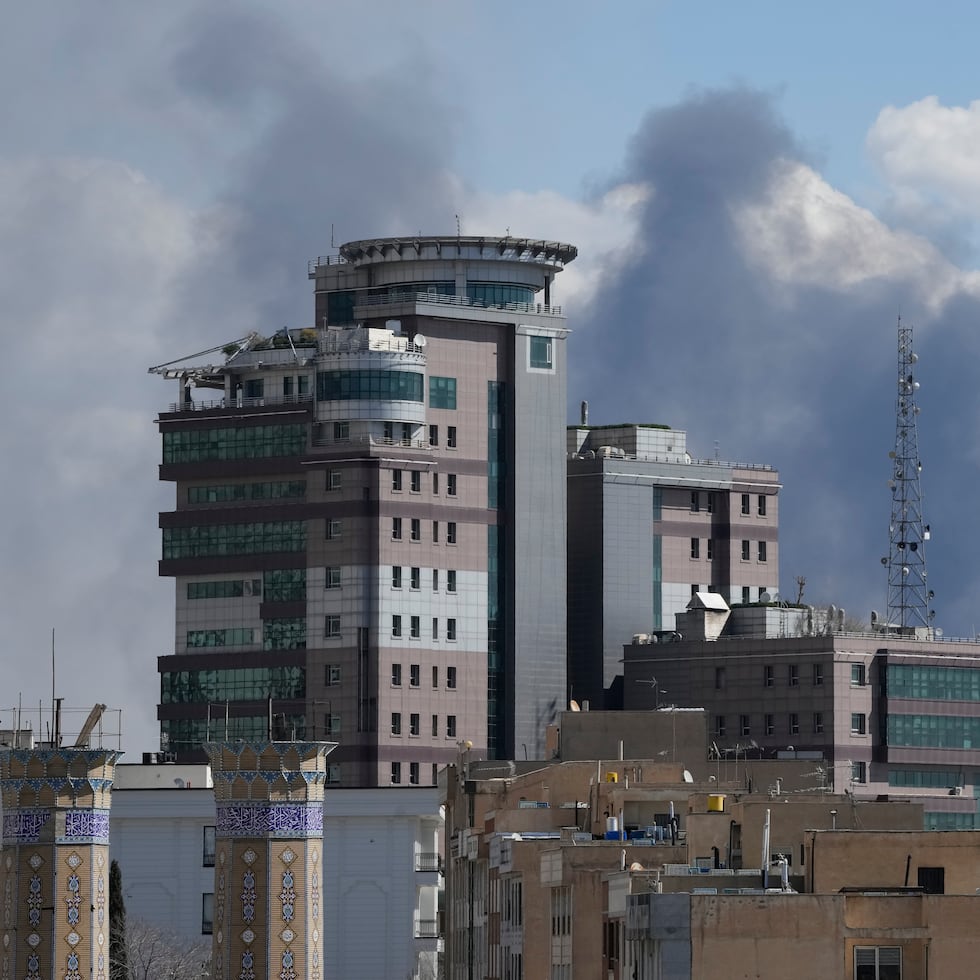Humo se levanta en el centro de Teherán tras un segundo día de bombardeos en la capital de Irán.
