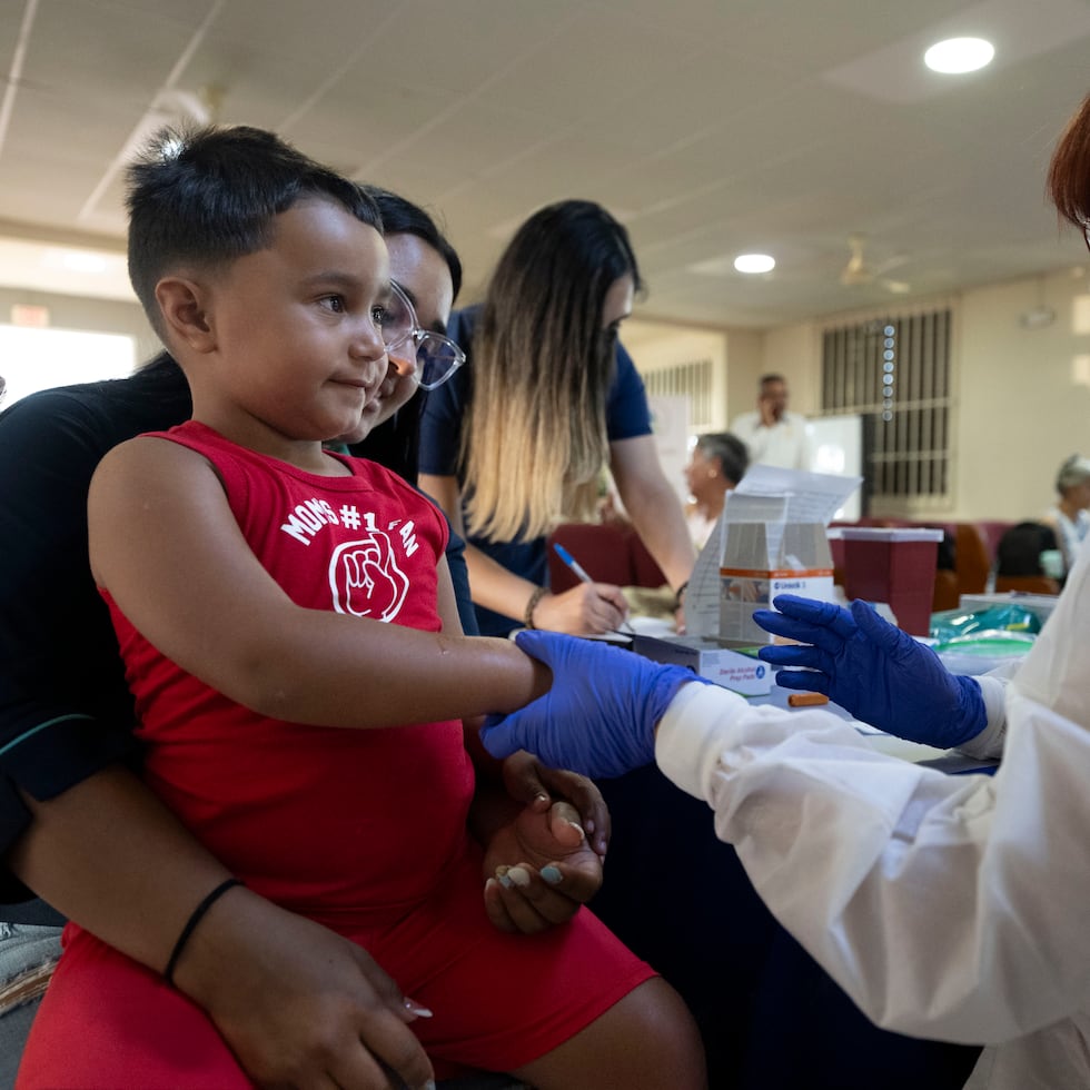 Japhet Santiago, de 4 años, junto a su madre, Jimar Ocasio, fue el único niño que se administró la prueba para la detección de plomo en la sangre.