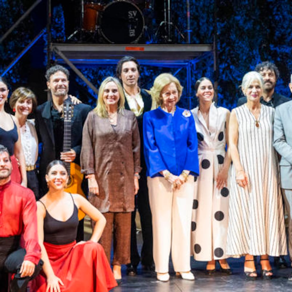 La reina Sofía, posa junto la directora y bailarina del Ballet Flamenco de Andalucía, Patricia Guerrero, e integrantes del Ballet este sábado, en el Teatro del Generalife, en Granada (España).
