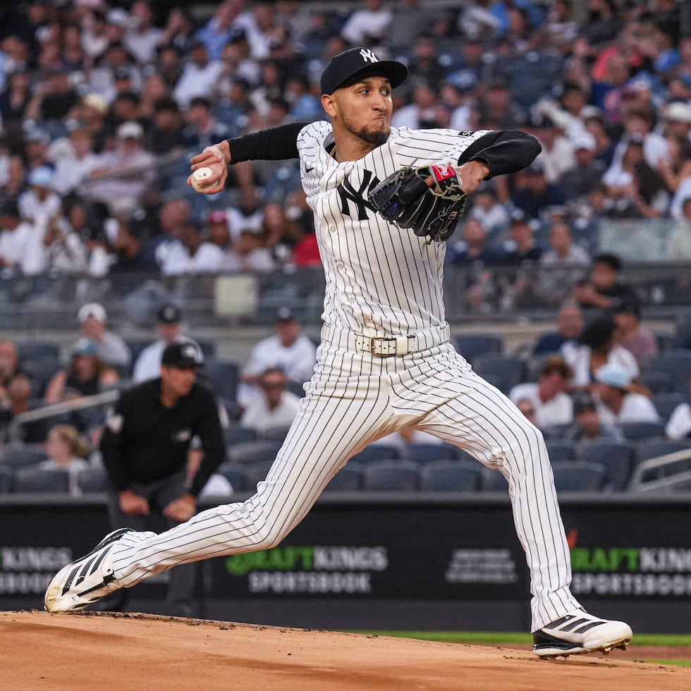 Elmer Rodríguez lanza en la primera entrada contra los Astros.