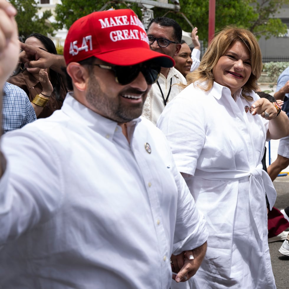 4 de julio de 2026. San Lorenzo, PR. END/PR HOY. La gobernadora Jenniffer González Colón junto al alcalde de San Lorenzo, Jaime Alverio Ramos y la secretaria de Estado Rosachely Rivera, invitan a los actos protocolares de la conmemoración oficial de los 250 años de la fundación de los Estados Unidos, en la Plaza los Alcaldes de San Lorenzo. FOTO POR: Carlos Rivera Giusti / GFR Media
Motivos del 4 de julio, 250 aniversario, Independencia de los Estados Unidos de América, Jenniffer González, Jaime Alverio Ramos, Rosachely Rivera