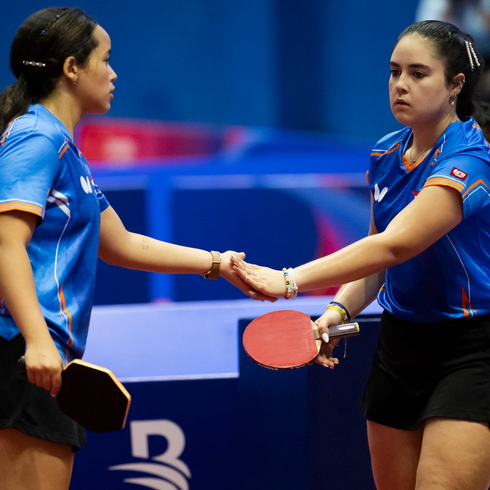 Alondra Rodríguez y Brianna Burgos dominaron el primer juego en dobles.