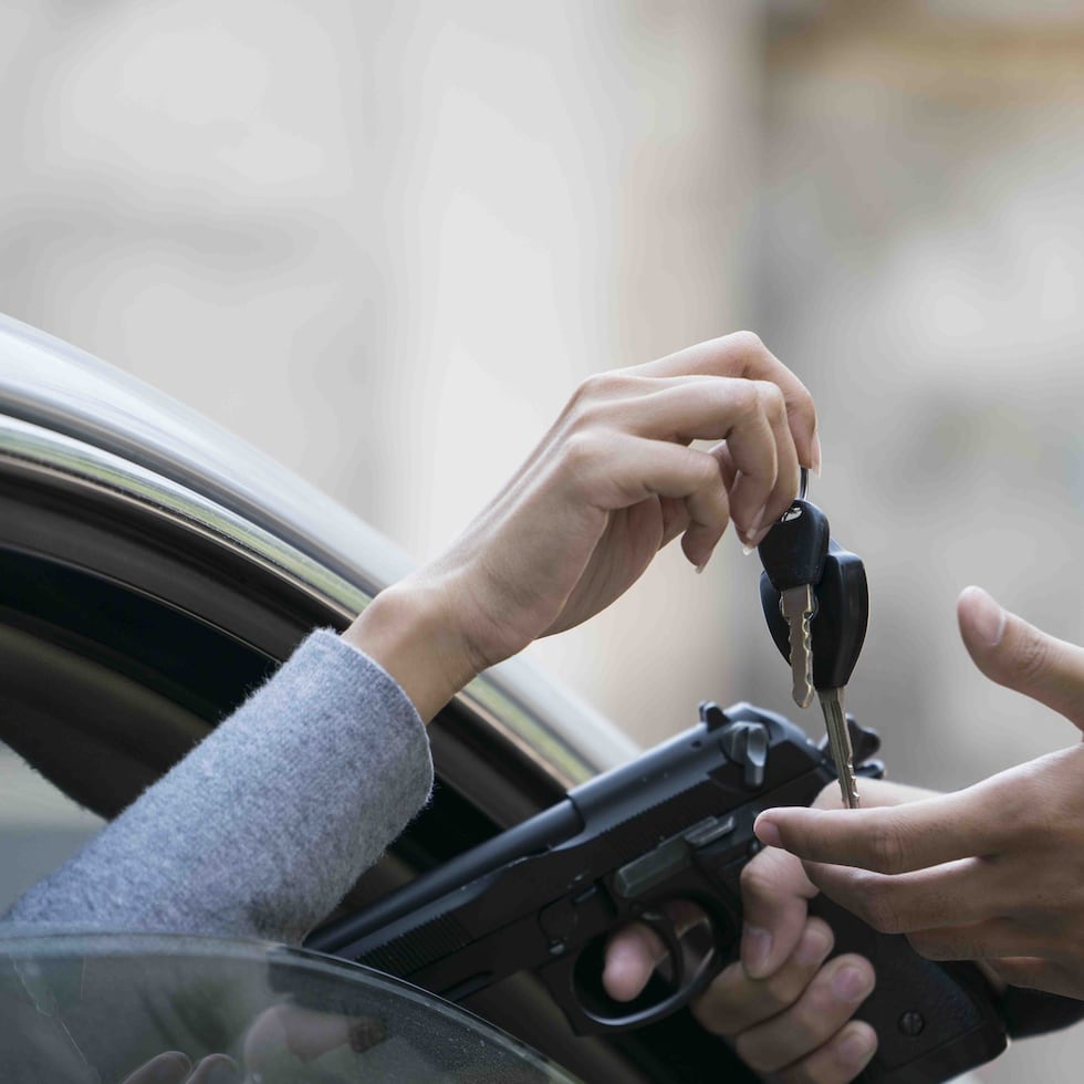 La perjudicada fue transportada por paramédicos a una institución hospitalaria del área. Su condición fue descrita como estable.