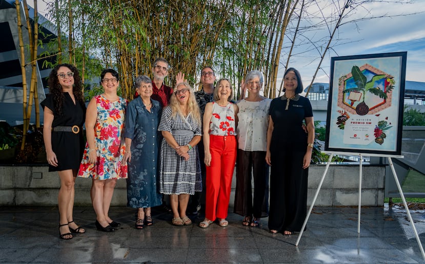 De izquierda a derecha, los autores Pabsi Livmar, Sylma García González, Hilda Quintana, C. J. García, Vanessa Seijo, José A. Rabelo, Georgina Lázaro León, Tina Casanova y Zulma Ayes Santiago.