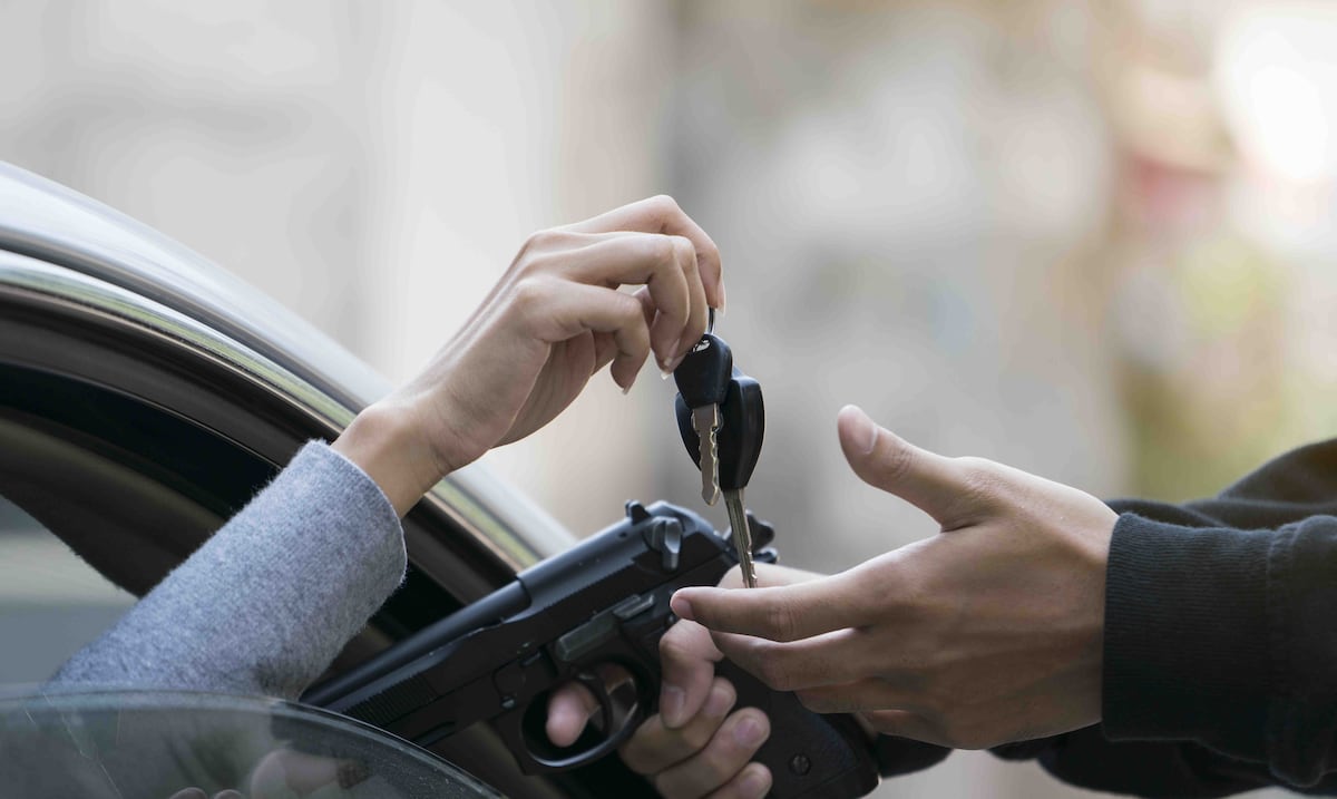 Mujer es víctima de “carjacking” en Toa Baja a manos de cuatro individuos en motoras
