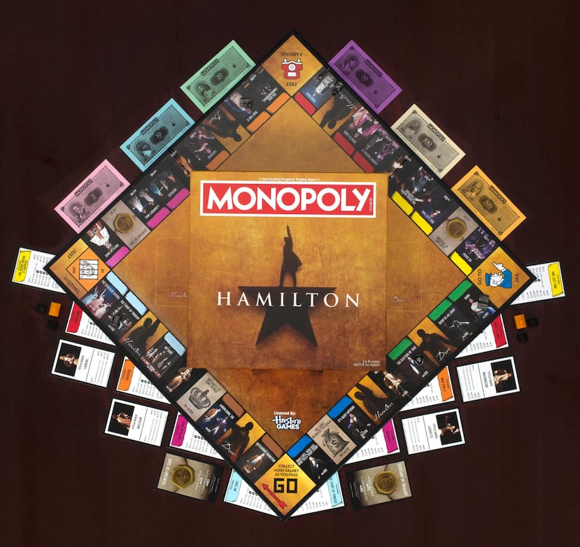 La edición de Hamilton de Monopoly mantiene la estructura clásica del juego, pero le añade detalles que resonarán profundamente con los seguidores del musical.