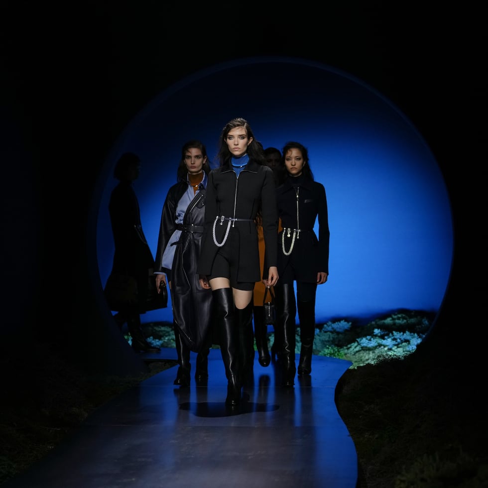 Un bosque dentro de la pasarela: así fue el desfile de Hermès