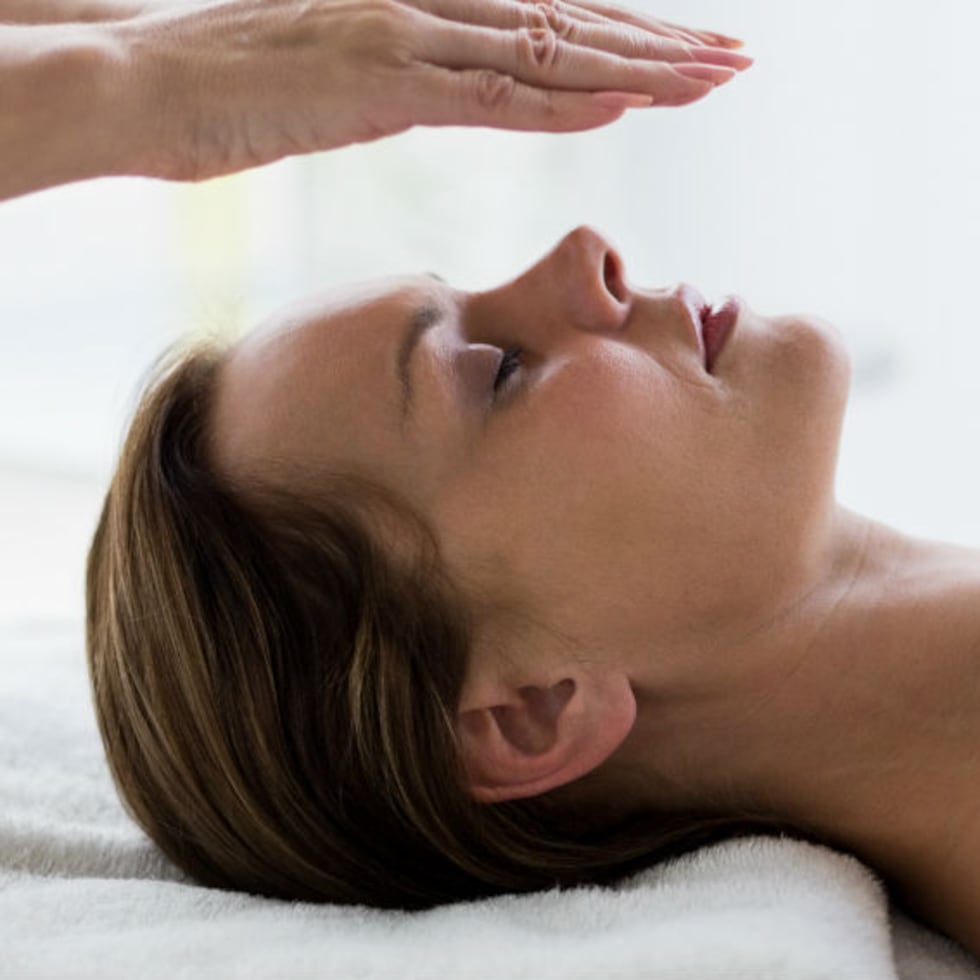 El reiki es un sistema de sanación totalmente natural que consiste en la canalización y la aplicación de energía vital universal.