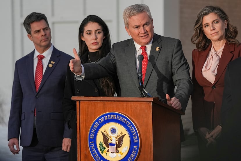 El representante James Comer, republicano por Kentucky, habla frente al Centro de Artes Escénicas de Chappaqua, donde el expresidente Bill Clinton testificaba ante la Cámara de Representantes de Estados Unidos como parte de una investigación del Congreso sobre el delincuente sexual convicto Jeffrey Epstein, el viernes 27 de febrero de 2026, en Chappaqua, Nueva York. (Foto AP/Angelina Katsanis)