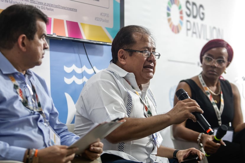 El ministro de Energía y Minas de Guatemala, Víctor Hugo Ventura Ruíz (c), habla durante el panel “Transición energética justa en América Central: avances, desafíos y oportunidades” de la COP30 este jueves, en Belém (Brasil). En la búsqueda global de una transición justa y equitativa hacia un futuro sostenible, la estrategia de empoderamiento comunitario emerge como una de las herramientas más efectivas, especialmente en regiones de alta vulnerabilidad como el Corredor Seco centroamericano. EFE/Fraga Alves