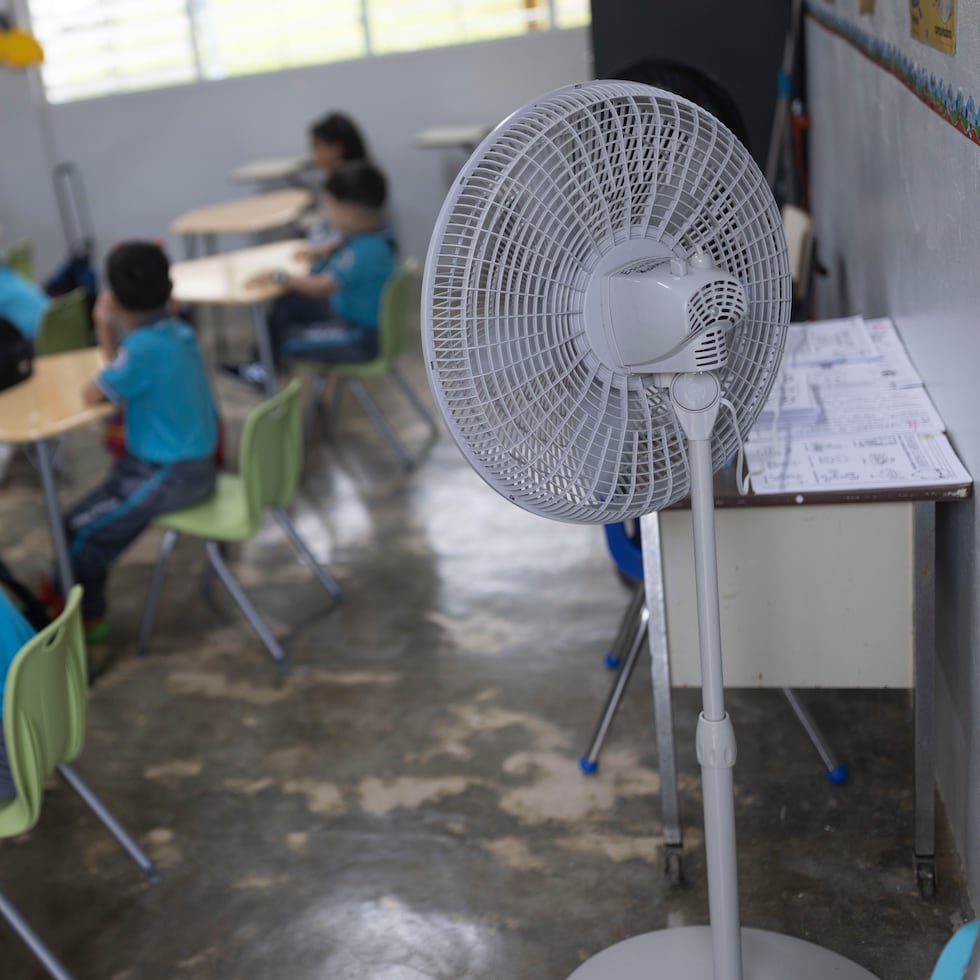 Según los datos presentados del proyecto, el 62.7% de las escuelas públicas carece de aire acondicionado y el 36% está expuesto a altas temperaturas.