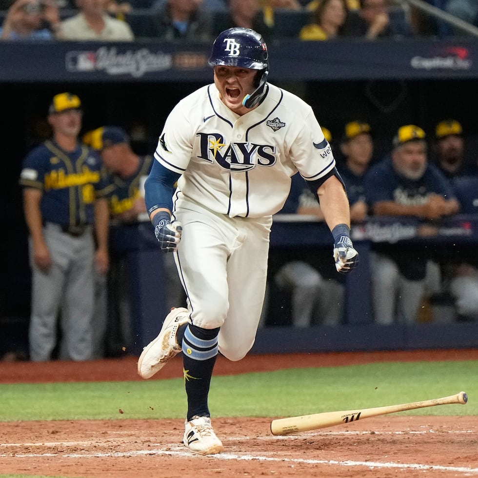 Ben Williamson, de los Rays de Tampa Bay, celebra tras remolcar la carrera que le dio a los Rays la victoria, 4-3, sobre los Brewers de Milwaukee en 12 entradas.