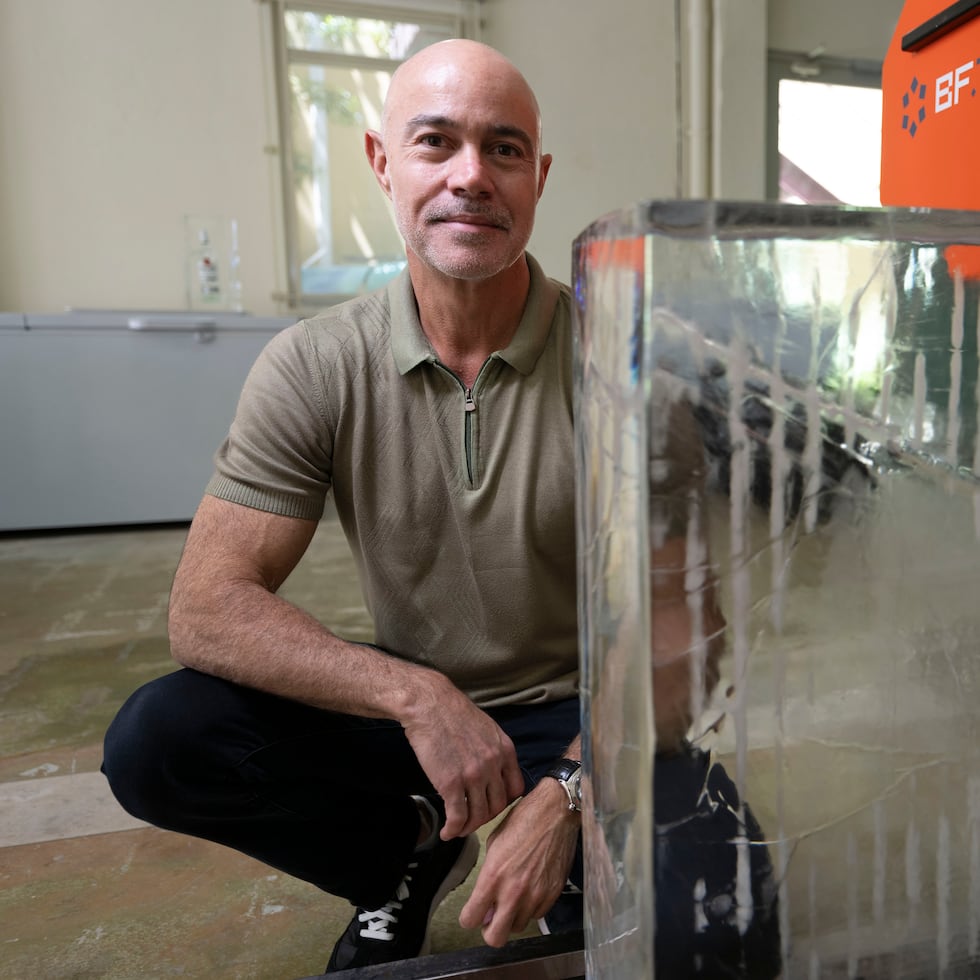 Describing the production process, entrepreneur Hugo Pérez Mastrapa noted that “they are 400-pound blocks that take four days to produce each, using special machines".