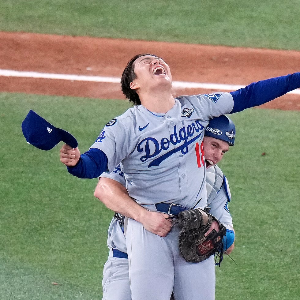 Los Dodgers de Los Angeles remontaron el sábado para ganar la Serie Mundial 2025 contra los Blue Jays de Toronto en un séptimo juego decisivo con resultado de 5-4. En la foto, 
el lanzador Yoshinobu Yamamoto (18) celebra con el receptor Will Smith.