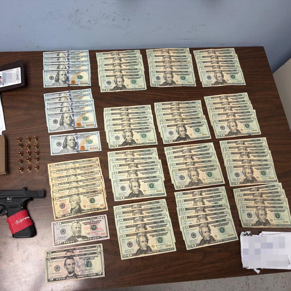 La Policía indicó que ocupó un arma de fuego, municiones, drogas y dinero en efectivo.