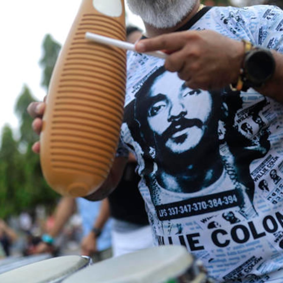 Un músico participa durante un tributo al fallecido músico estadounidense Willie Colón este domingo, en Ciudad de Panamá (Panamá).