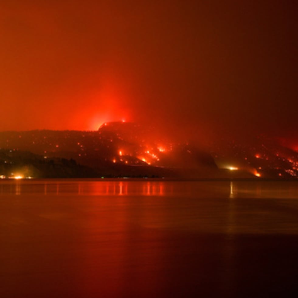 El incendio forestal de Bald Range, que ha obligado a los habitantes a abandonar sus hogares en la región del sur de Okanagan, arrasa Summerland, en Columbia Británica.