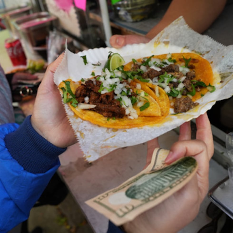 Desde el inicio de una campaña federal contra la inmigración que ha dado lugar a más de 3,200 detenciones en el área metropolitana de Chicago, las calles y los escaparates de los barrios latinos de la ciudad se han vaciado.