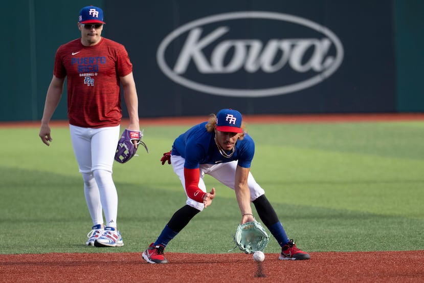 Kike Hernández observa en el campocorto a Edwin Arroyo.