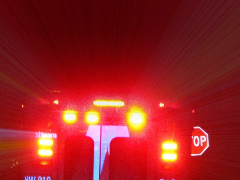 El conductor y un asistente médico de emergencias resultaron heridos. (GFR Media)