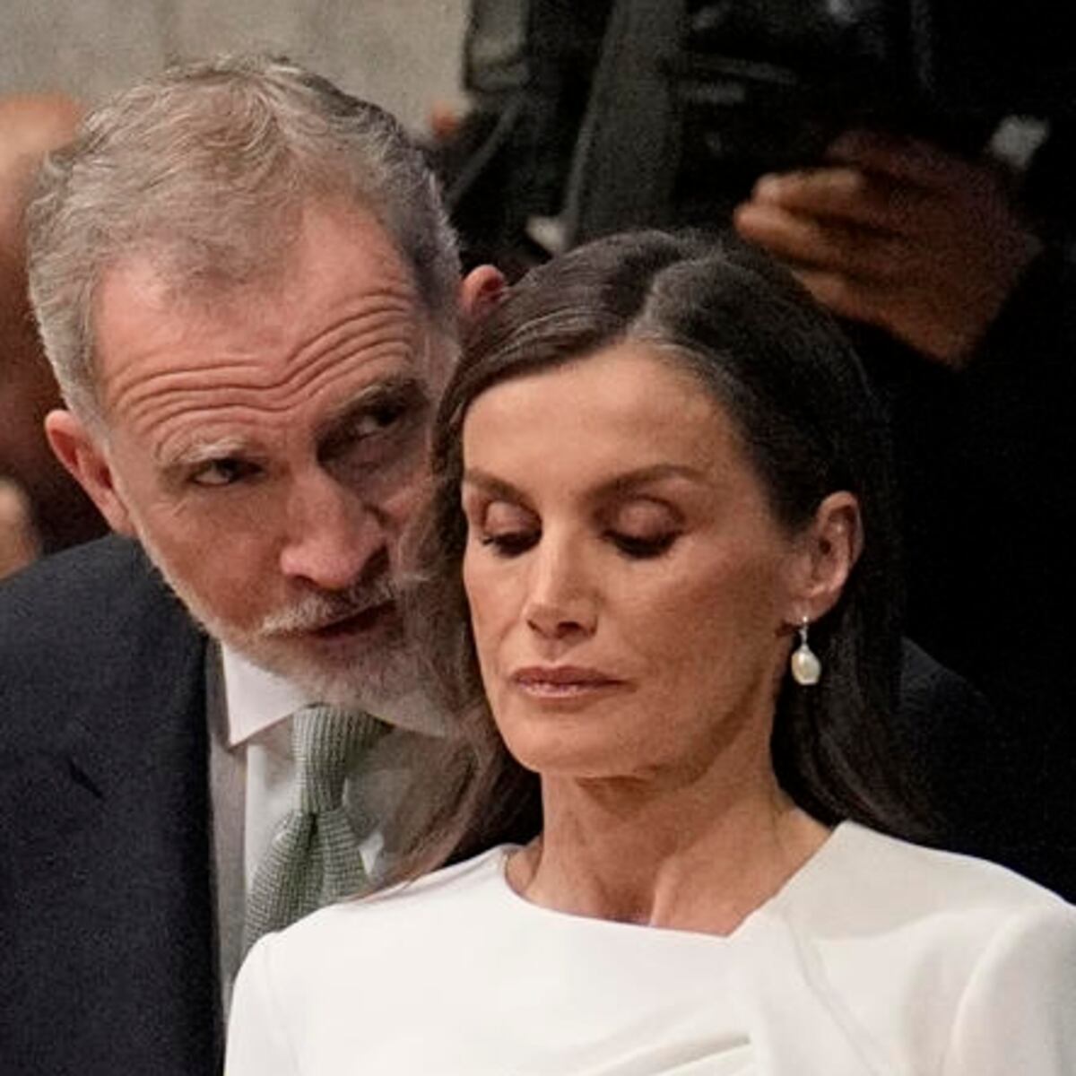 La reina Letizia revive el vestido que utilizó en la inauguración del papa León para su misa en la Sagrada Familia - El Nuevo Día