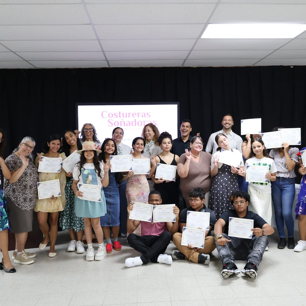 El programa gratuito adiestra a estudiantes de bajos recursos sobre la costura con materiales reciclados. Esta edición, impactó a 15 jóvenes de Península de Cantera, en San Juan, entre las edades de 13 a 18 años.