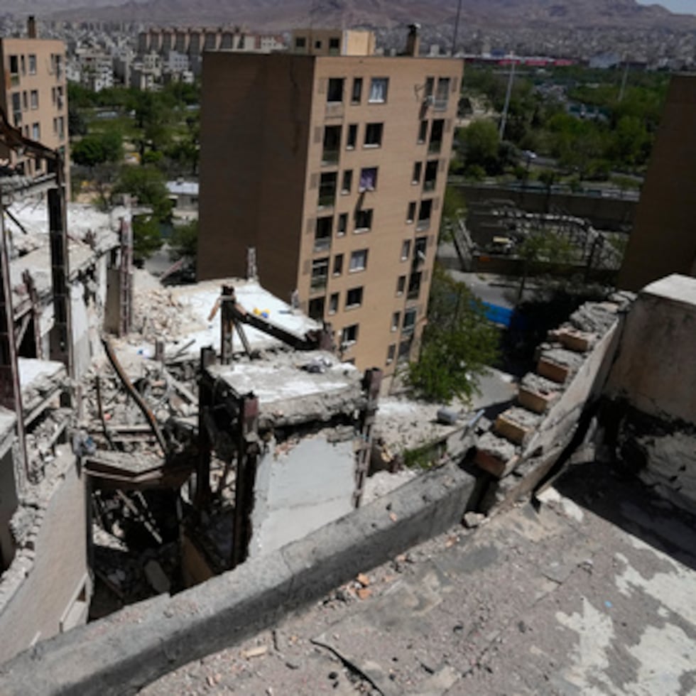 Se aprecian daños en un edificio residencial que, según las autoridades iraníes, fue alcanzado por un ataque el 4 de marzo durante la campaña militar estadounidense-israelí, en el sureste de Teherán, Irán, martes 14 de abril.