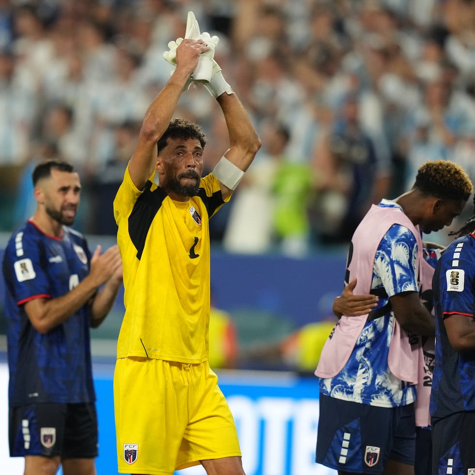 Cape Verde goalkeeper Vozinha (1) applauds the crowd as he leaves after the World Cup round of 32 soccer match between Argentina and Cape Verde in Miami Gardens, Fla., Friday, July 3, 2026. (AP Photo/Lynne Sladky)