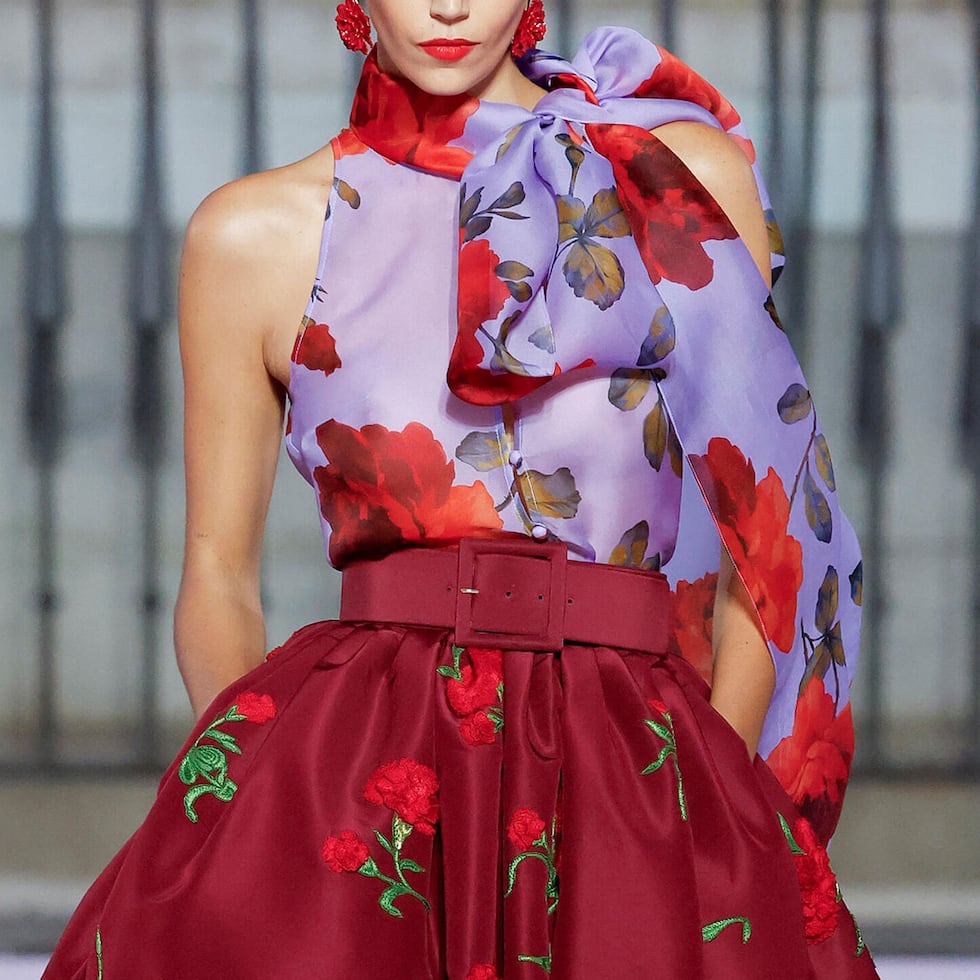 Por un lado, las flores clásicas de la primavera en tonos contrastados o motivos grandes, como en la colección Spring-Summer 2026 de Carolina Herrera