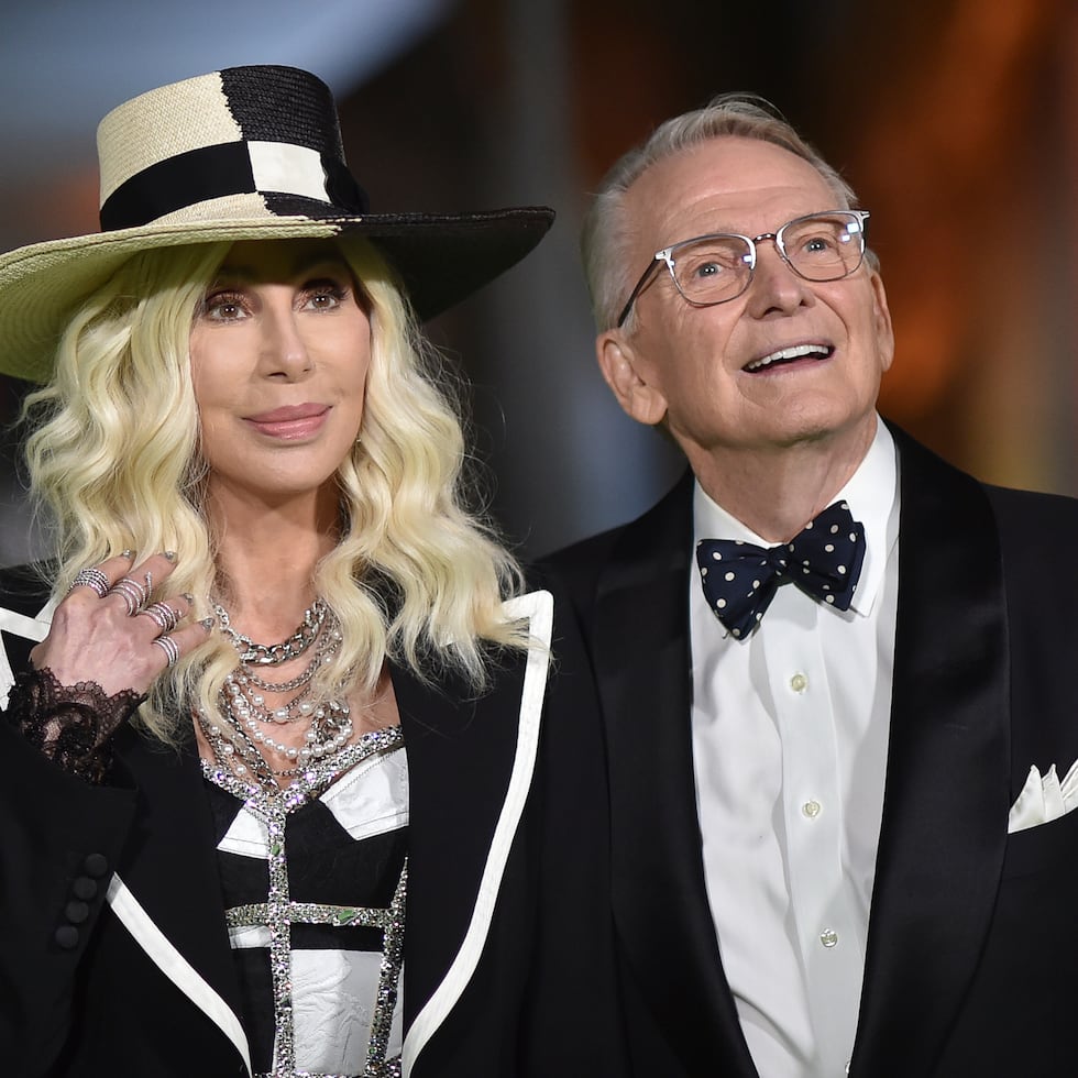 Cher, a la izquierda, y el diseñador Bob Mackie llegan a la gala del Museo de la Academia de Cine el 25 de septiembre de 2021, en Los Ángeles.