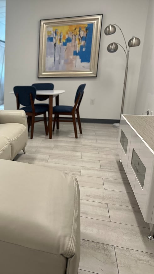 La Administración de Rehabilitación Vocacional (ARV) cuenta con un apartamento modular adaptado donde sus participantes pueden practicar actividades cotidianas y conocer herramientas que facilitan su desenvolvimiento en el hogar.