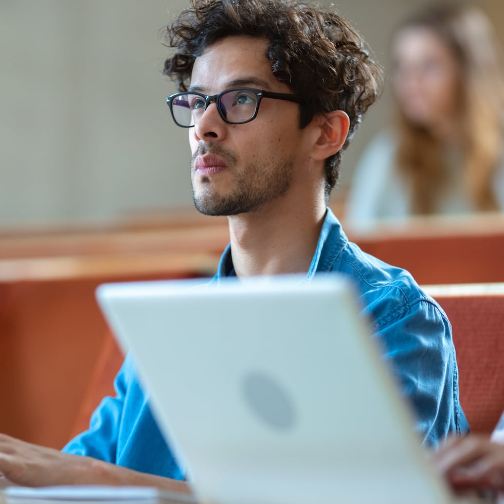 En un contexto marcado por la aceleración tecnológica y la inteligencia artificial, resulta además necesario superar modelos centrados únicamente en resultados finales y construir experiencias educativas donde el pensamiento, el razonamiento, el proceso y la autenticidad del aprendizaje sean visibles, indica Carlos Quiñones.