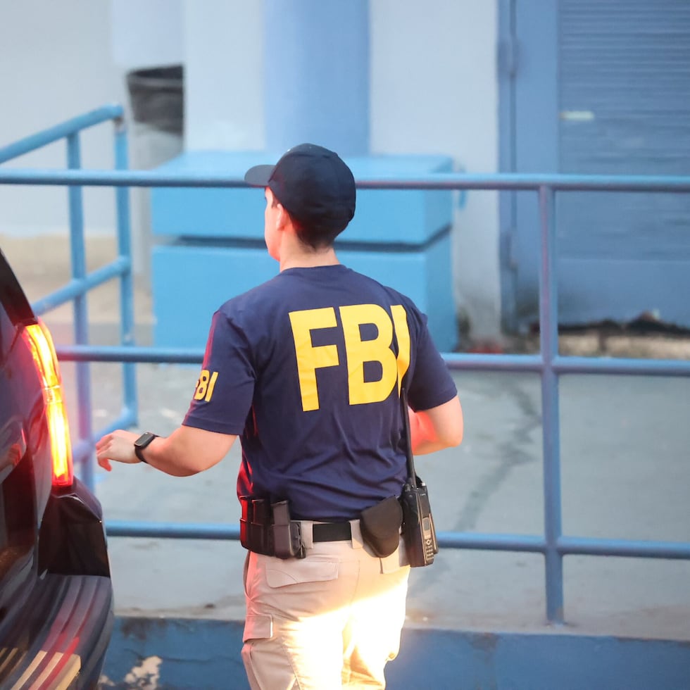 De acuerdo con la denuncia, los cargos surgen de un arresto el 7 de marzo de 2023 en el residencial Sabana Abajo en Carolina.