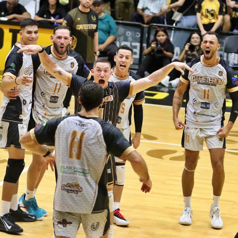 Los Cafeteros de Yauco celebran tras anotar un punto en el segundo juego de la final de la LVSM contra los Caribes de San Sebastián.