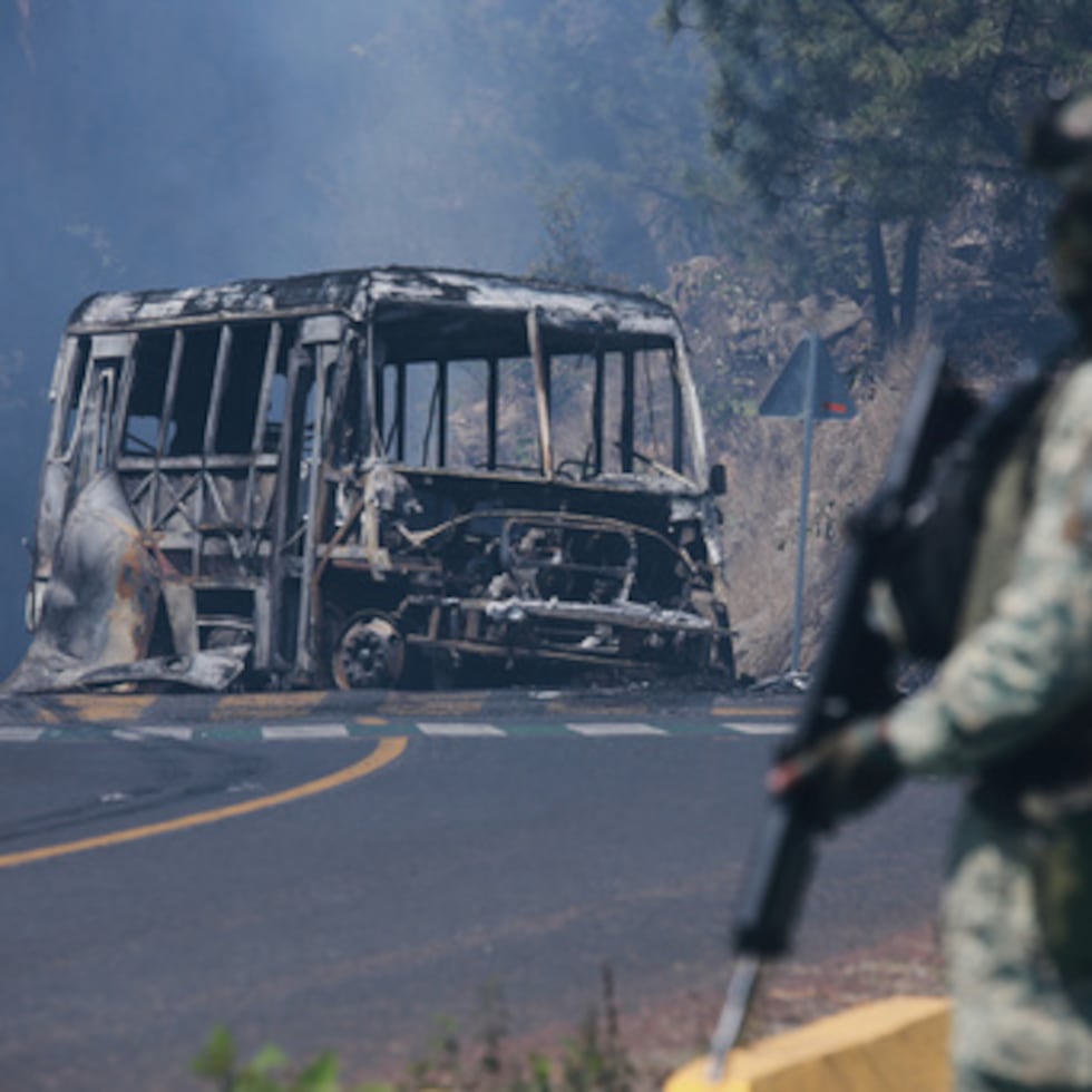 ARCHIVO – Un soldado monta guardia frente a un vehículo en llamas tras haber sido incendiado en Cointzio, Michoacán, México, el 22 de febrero de 2026, tras la muerte del líder del Cártel Jalisco Nueva Generación, Nemesio Oseguera, también conocido como "El Mencho".