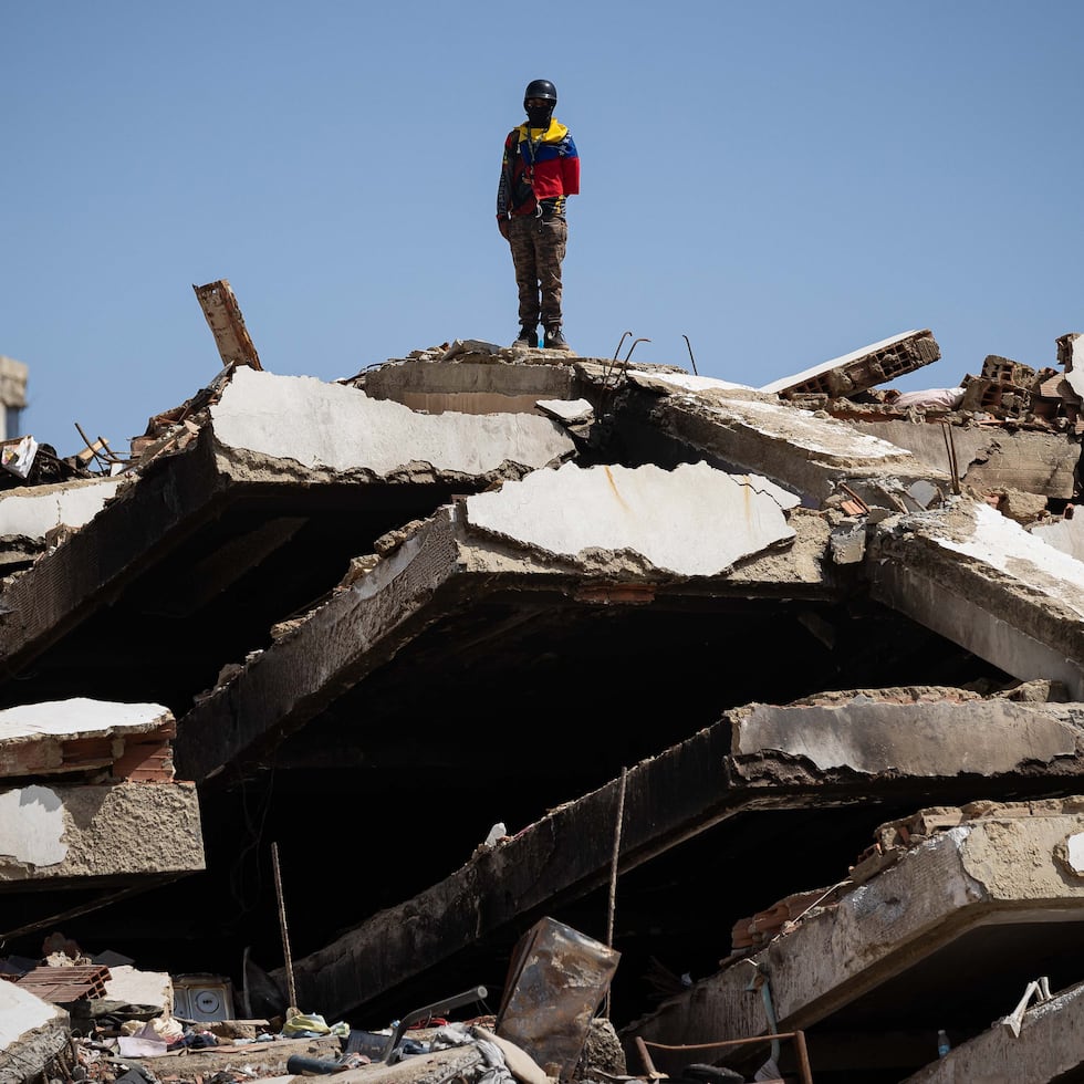 ACOMPAÑA CRÓNICA:VENEZUELA TERREMOTO AME7075. LA GUAIRA (VENEZUELA), 03/07/2026.- Un voluntario realiza labores de búsqueda entre los escombros de un edificio afectado por el doble terremoto del pasado 24 de junio, este miércoles, en Caraballeda (Venezuela). EFE/ Ronald Peña R