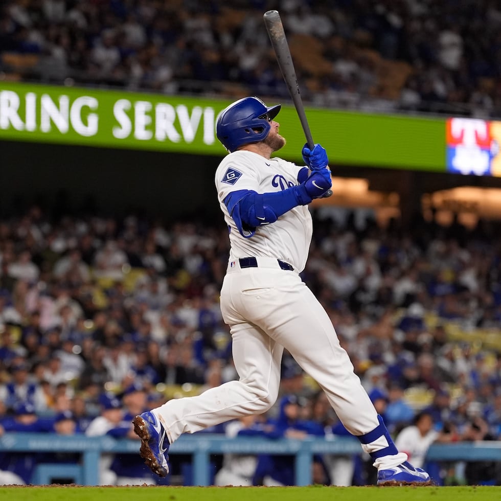 Max Muncy completa el swing con el que disparó su tercer cuadrangular de la noche contra Texas, decisivo para dejar tendidos a los Rangers y darle a los Dodgers la victoria 8-7.