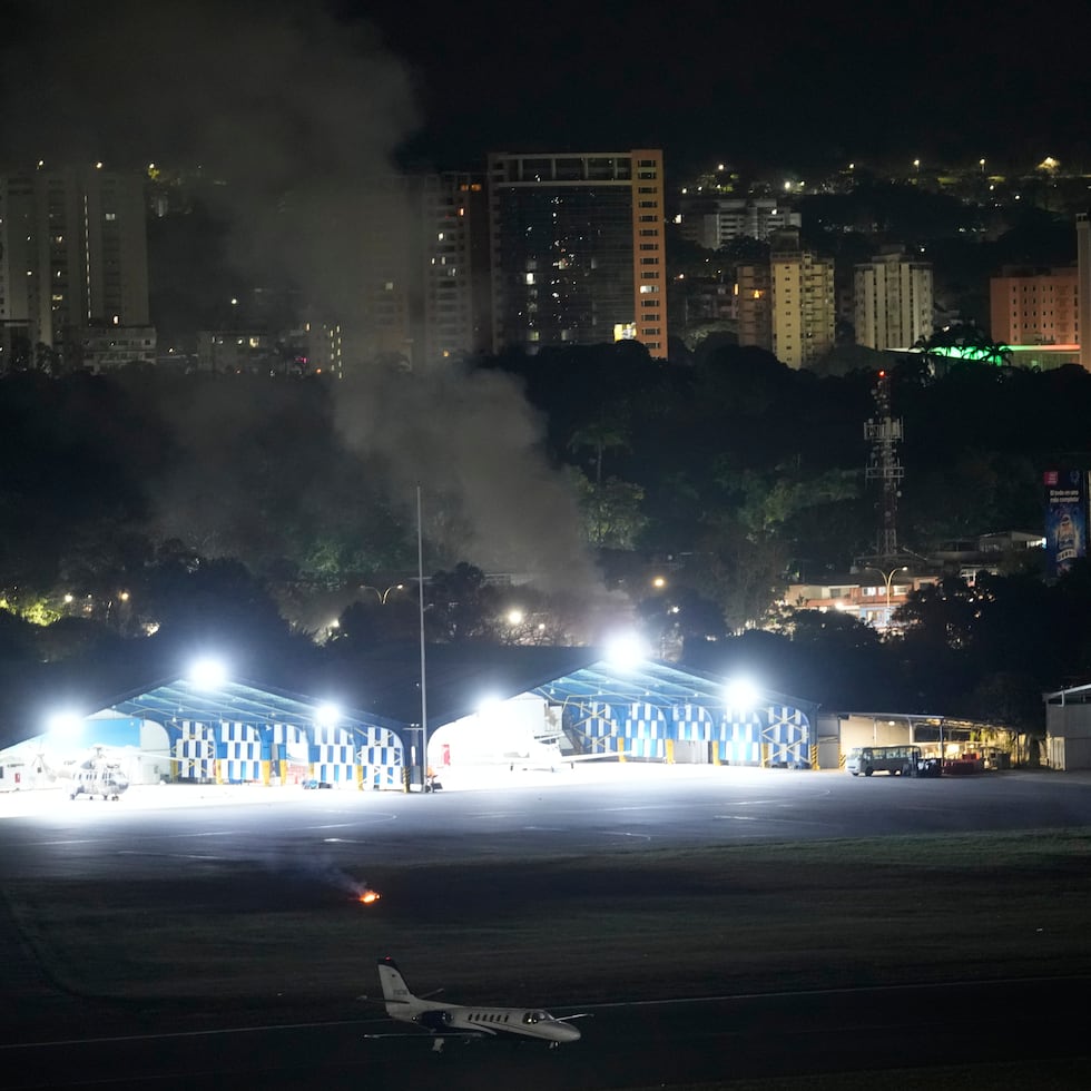 El aeropuerto La Carlota fue uno de los lugares en donde se reportaron explosiones. La instalación alberga la Aviación Militar Bolivariana, la fuerza aérea de Venezuela.