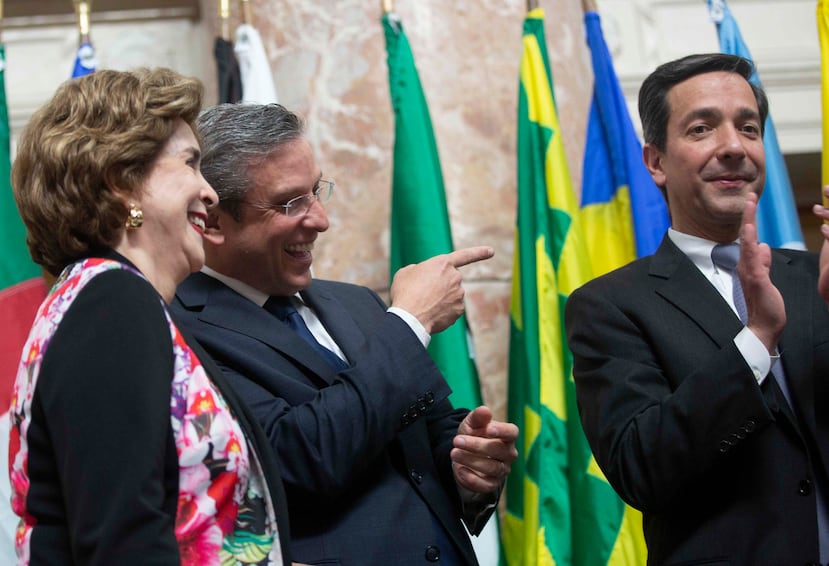 La exgobernadora Sila María Calderón junto a los exgobernadores Luis Fortuño y Alejandro García Padilla durante la develación de los bustos de estos. (Xavier J. Araújo Berríos)